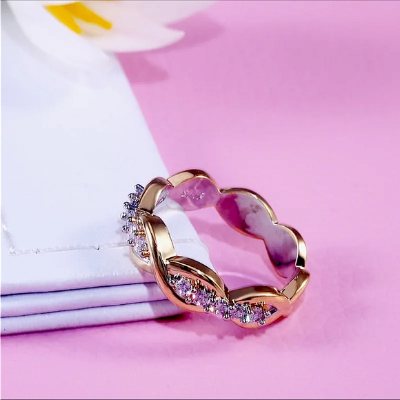 Spiral Shaped Women Ring - Picture 3 of 4